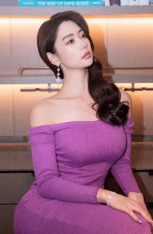 克拉拉凭实力秀身材穿紧身连衣裙凹凸有致这身材太完美