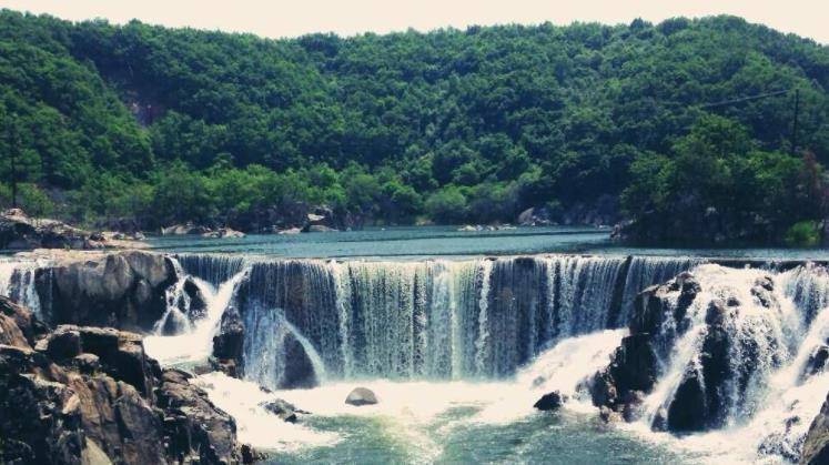 这座景区就是镜泊湖,地处于牡丹江市宁安市境西南部的松花江支流