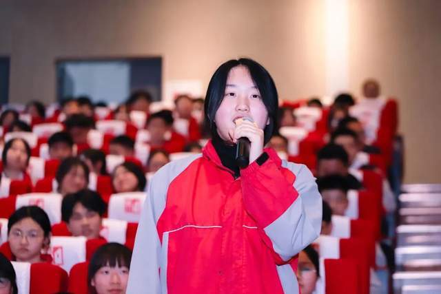 重庆市人和中学举行2024届表彰励志大会