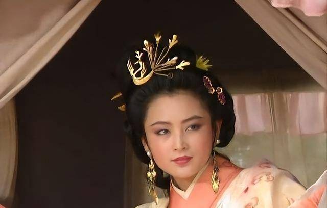 而又在明面上将其献于董卓,就这样一来二去,貂蝉辗转于两人之间,让其