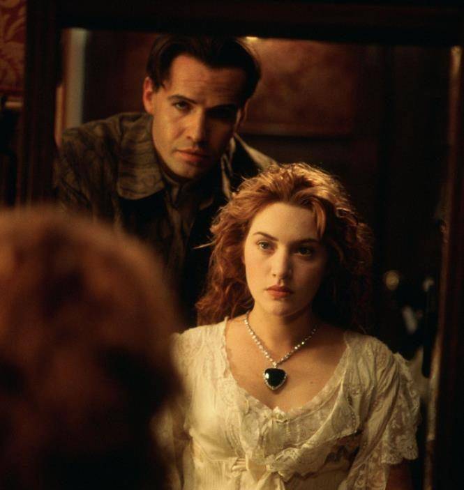 "布兰奇的哥哥马赛尔趁母亲不在偷偷溜了进来,给布兰奇带来一些衣物和