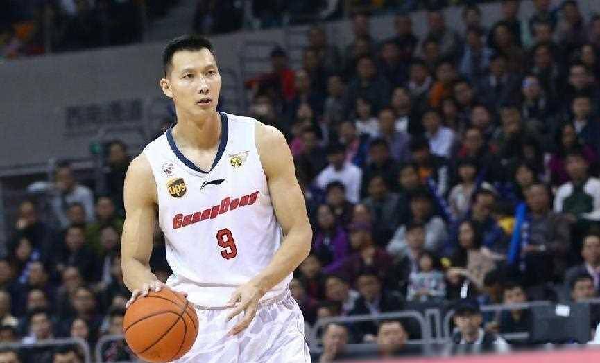 在nba的舞台上,易建联曾先后效力于雄鹿,篮网,奇才和独行侠等球队.