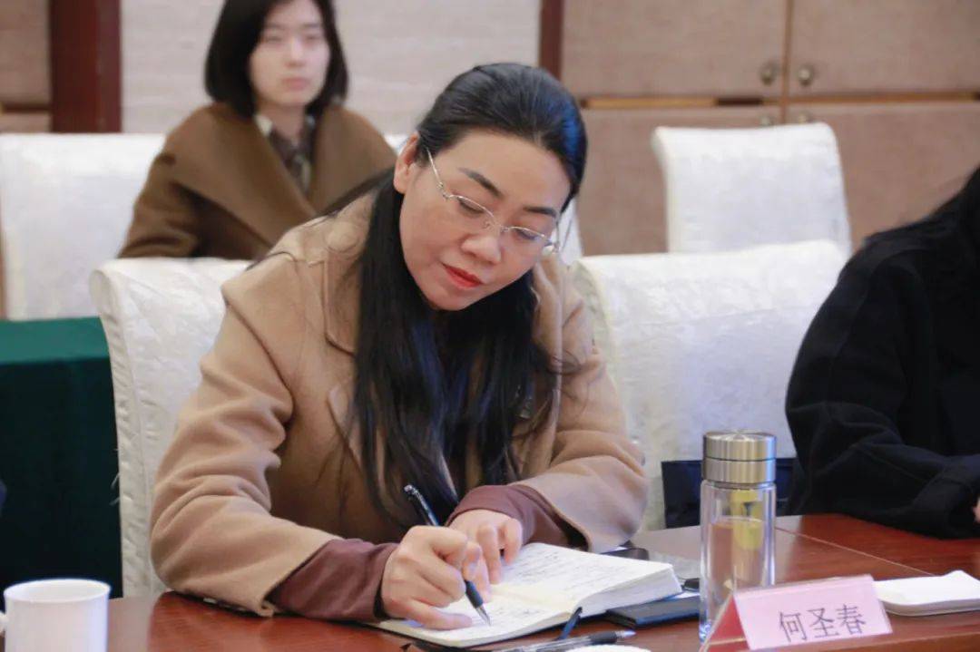 本次汇报会由武隆区副区长何圣春主持,区教委主任朱晓琴,区融媒体中心