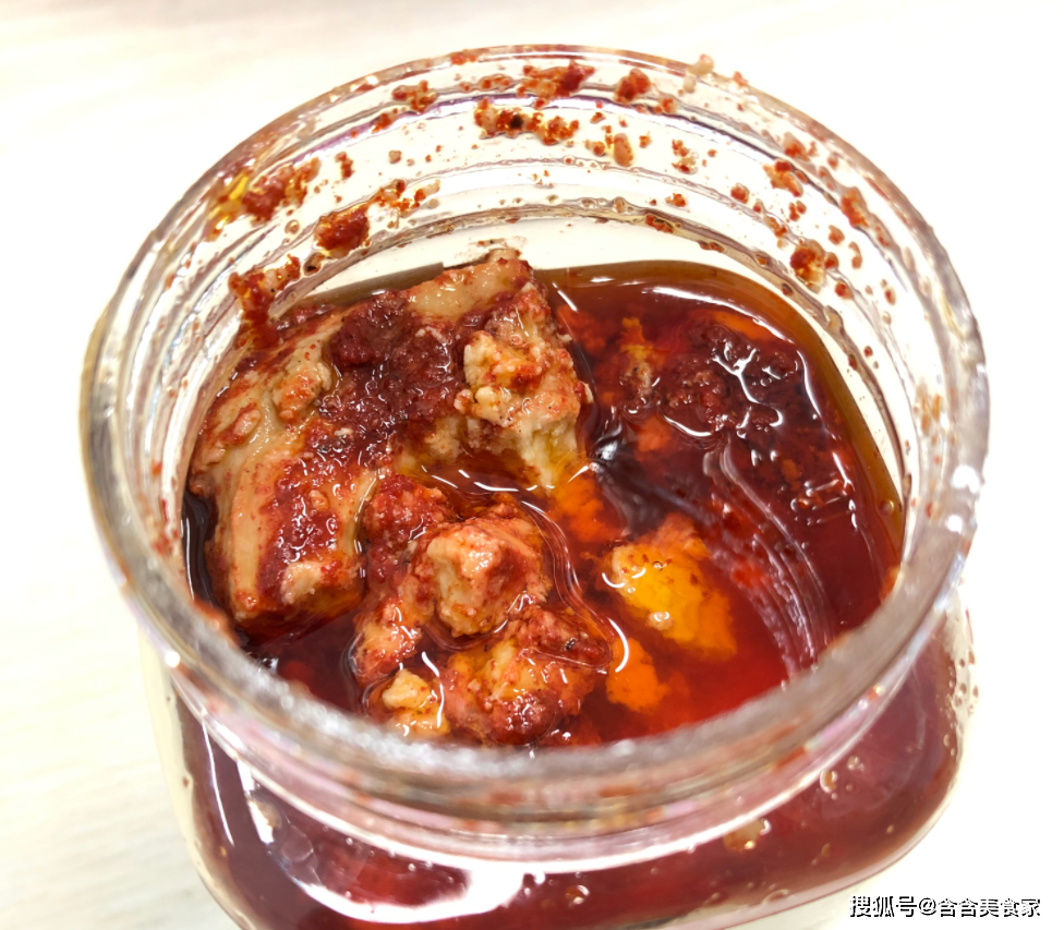 制作工艺,鱼肉变得香辣可口,嚼劲十足,仿佛每一口都在诉说着平江的