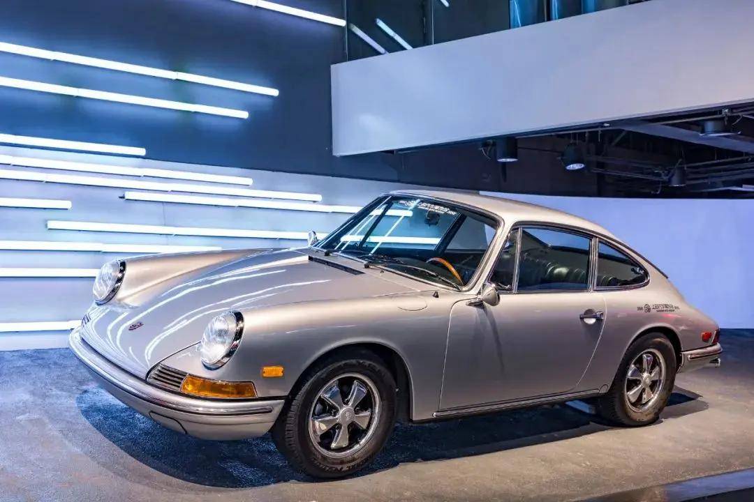 上海汽车博物馆藏车:1968年保时捷911如果提到四门的911,你可能会说