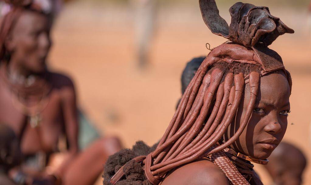 辛巴族一辈子不洗澡不穿衣服用泥土覆盖全身让人无法接受