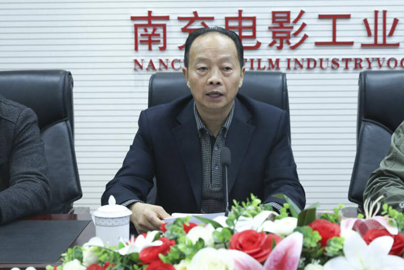 学生入伍欢送仪式在笃学楼二楼会议室隆重举行,学院党委书记陈永龙