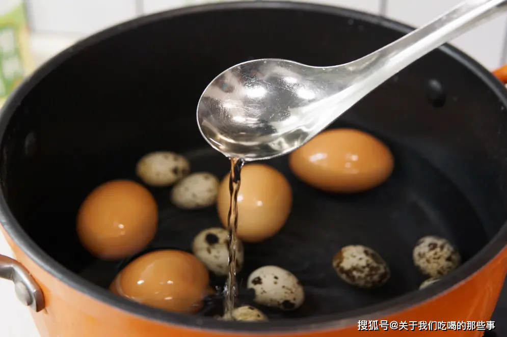 原创煮鸡蛋时是热水下锅还是冷水下锅煮几分钟最鲜嫩涨知识了