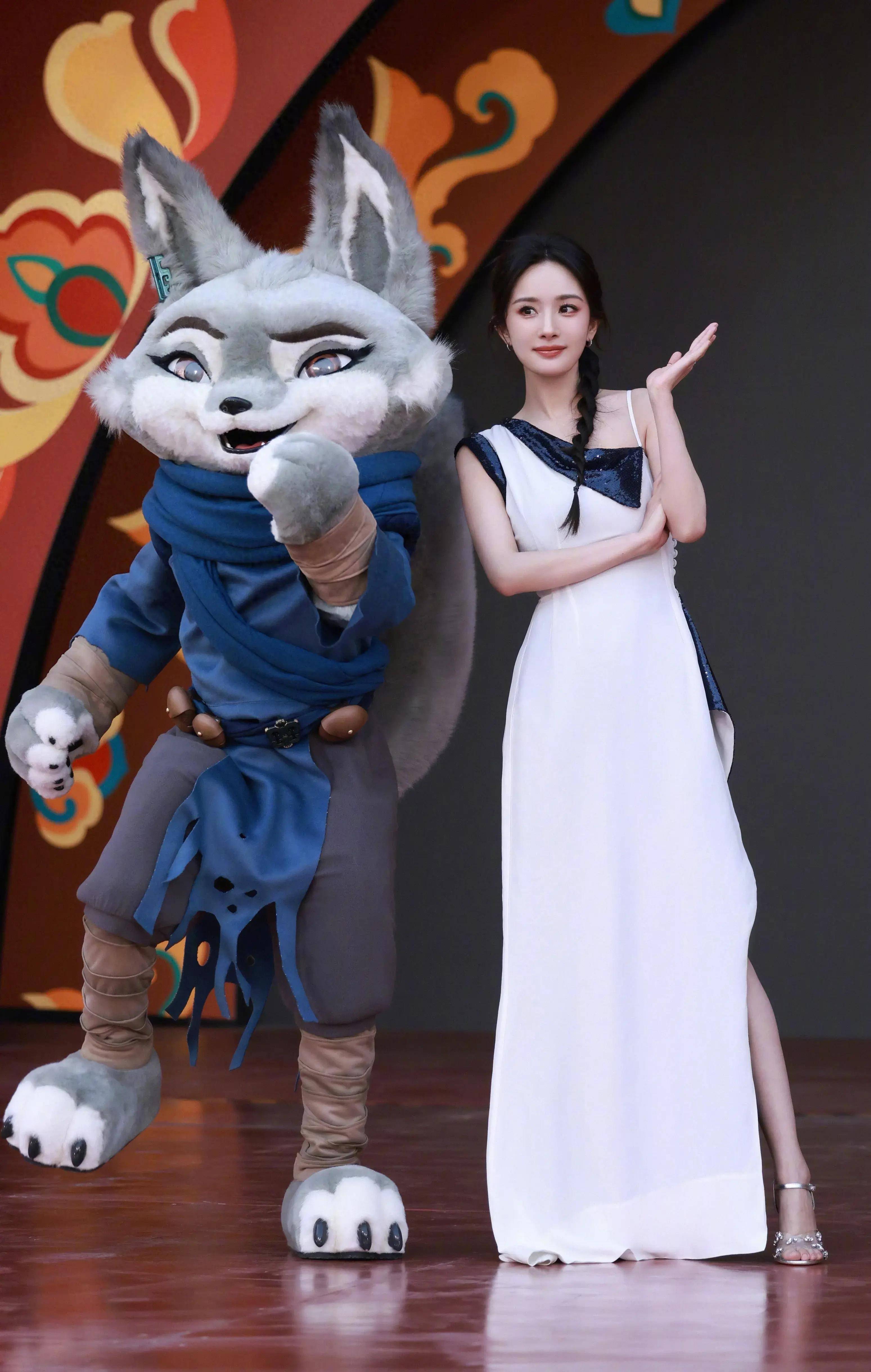 杨幂出席《功夫熊猫4》首映礼,和小真合照,白裙优雅