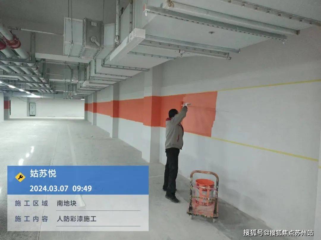 车库灯具安装完成车库地坪完成地库电力桥架安装完成,穿线完成人防门