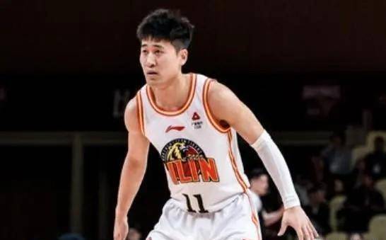 其中姜伟泽17中6,拉科鲁尼亚15中6,丁浩然14中5,三人都不断击球,着实