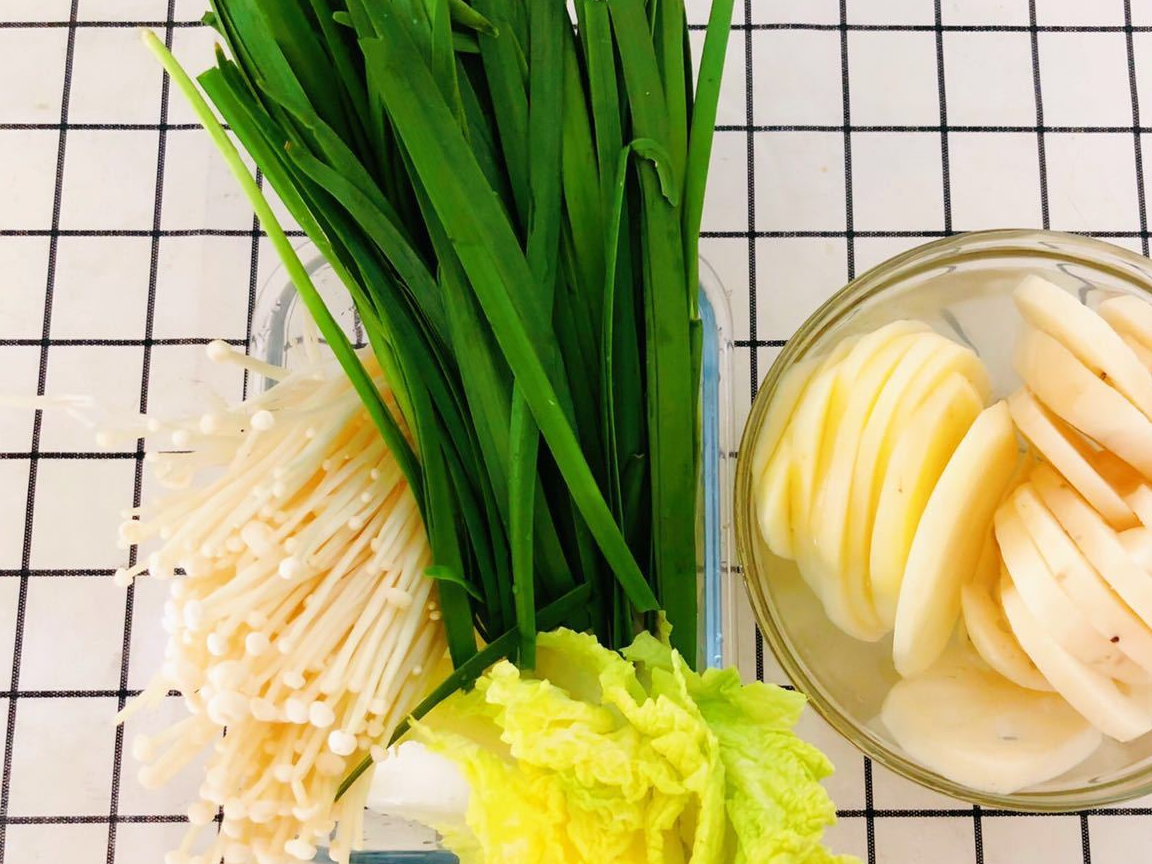 菌菇和蔬菜也是不能少的,菌菇类最爱的就是金针菇,放进锅里烫两下就能