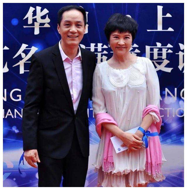 冯远征携大8岁老婆现身一个奶奶硬穿粉裙一个自然老仍是帅哥