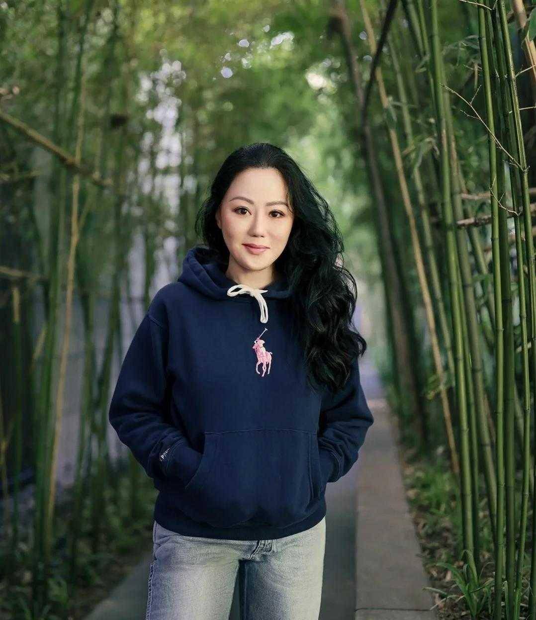 章小蕙不扮贵妇更漂亮,穿连帽卫衣配牛仔裤,年轻10岁不止