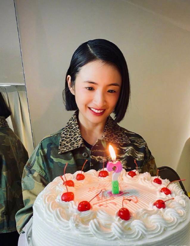 原创林依晨当妈后公开露面全程笑容满面清新可爱俏皮女儿拯救了她