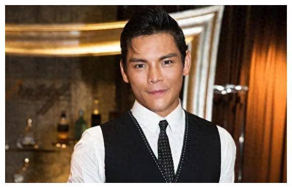 掀起"港圈太子爷"讨论热潮,网友纷纷吐槽,热搜话题引热议_向佐_明星