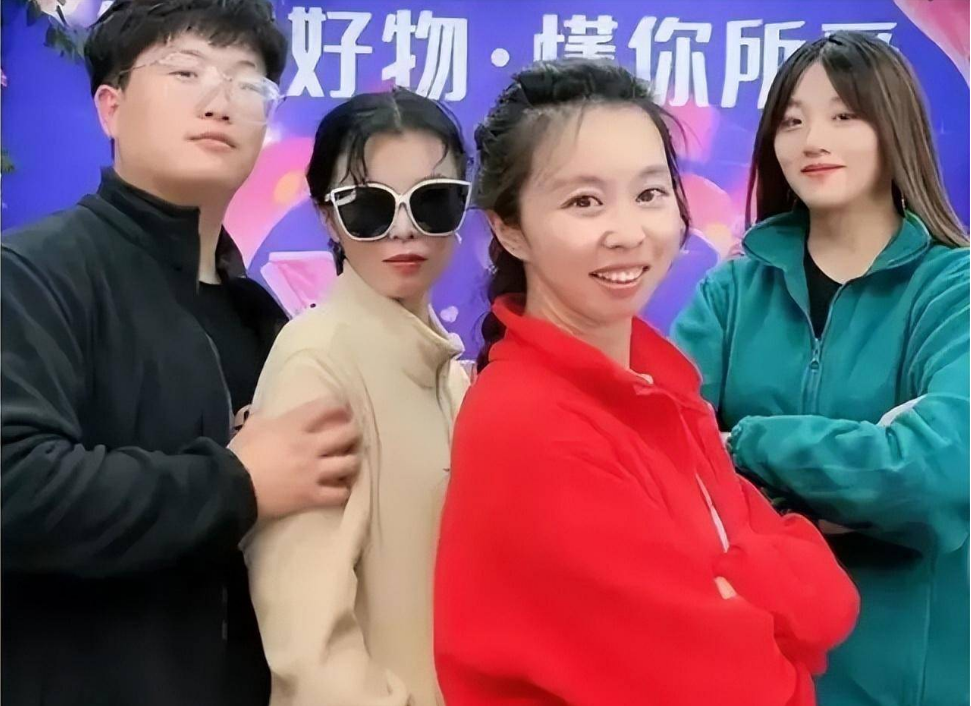 有了徐敏的平台,景甜的直播生意并不逊色于很多明星.