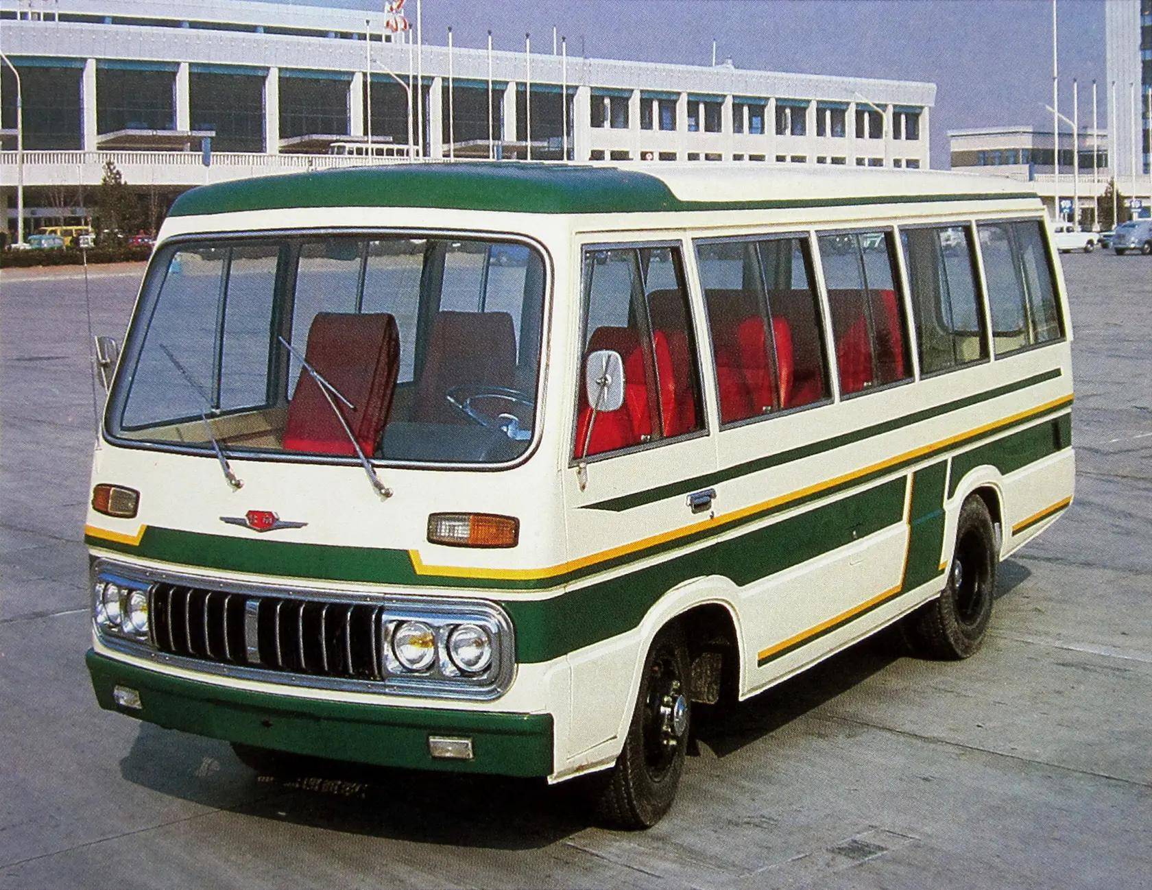 仔细看竟然发现该车的方向盘非常漂亮,使用了50,60年代流行的轿车方向