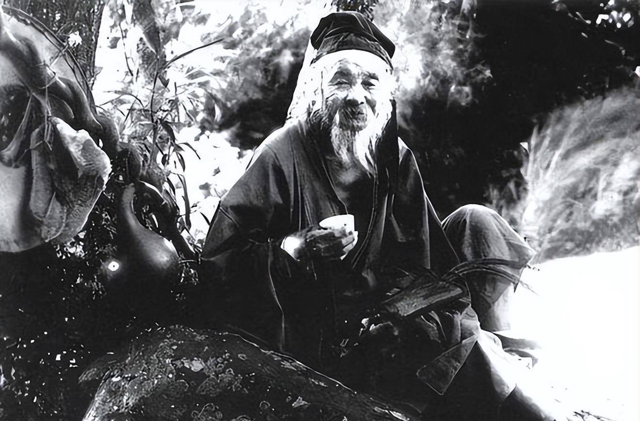 原创民国时期摸骨奇人其助手揭秘摸骨从盲人摸骨揭秘街头算命