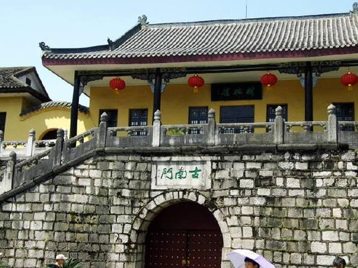 高登大怒,马上将秦琥叫到公堂,当面训斥,然后将他的劣迹上报静江府,并