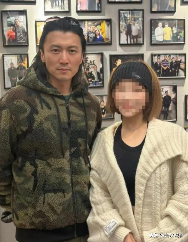 原创王菲谢霆锋日本回国王菲用拳头捶男友撒娇男帅女靓穿搭很有型