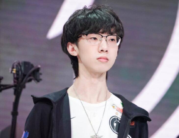 于是霸哥就更不爽了,出来嘲讽宁王和宝蓝两人拉低了冠军的含金量,并且