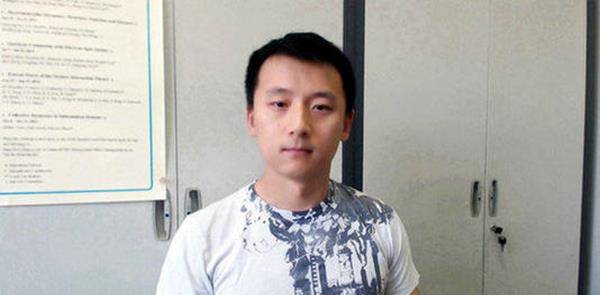 祖国培养的物理神童,如今却入籍娶妻成美国人,面对记者笑而不答_尹希