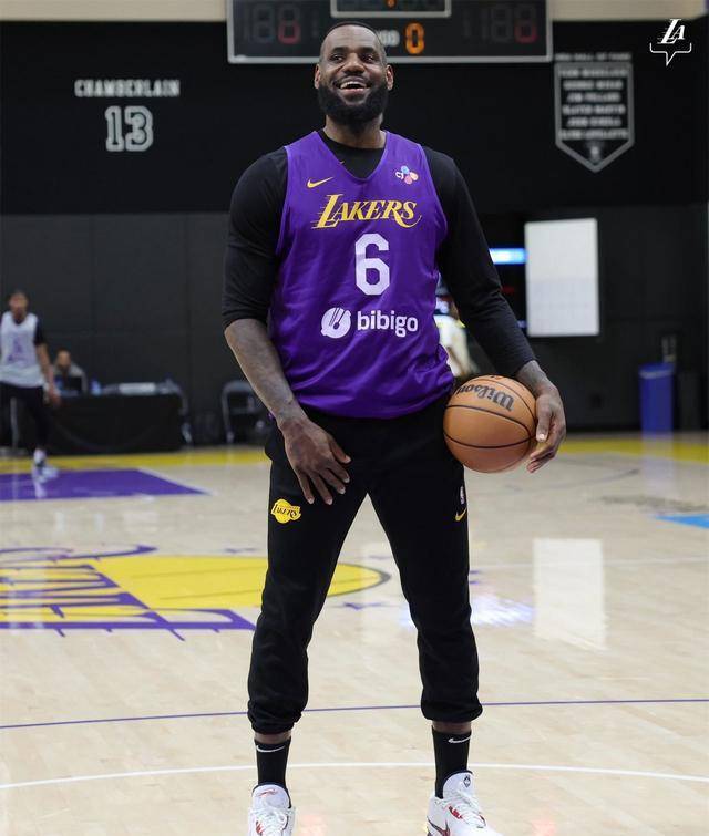 湖人备战勇士詹姆斯咬牙庆祝浓眉拉塞尔针对外线防守训练曝光