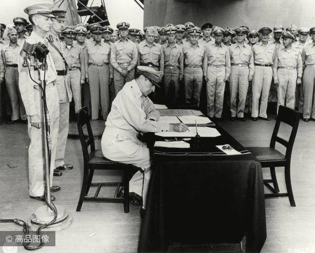 日本投降后麦克阿瑟问天皇为何不切腹谢罪天皇冷冷说出4字