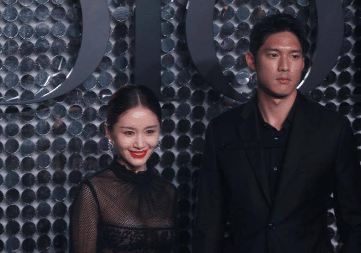 原创王子文助理跪下穿鞋引热议是有原因还是耍大牌网友总结很到位