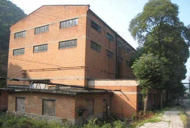 当时这个军工厂可以说是极尽辉煌了,工厂内的职工们夜以继日的为了