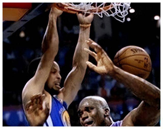 当乔丹飞跃庆祝的时候,他和对方球员实际上相距甚远.