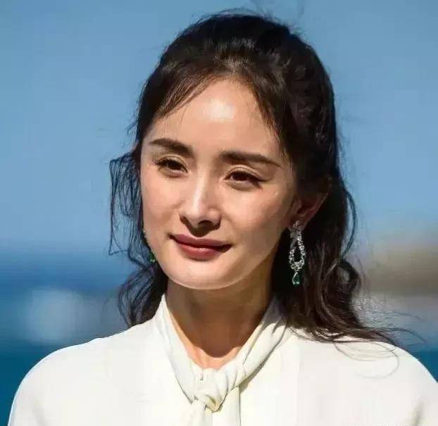 当明星离开精修与p图,细纹脸部肿胀,粗腿皮肤黝黑,你还认识吗_照片