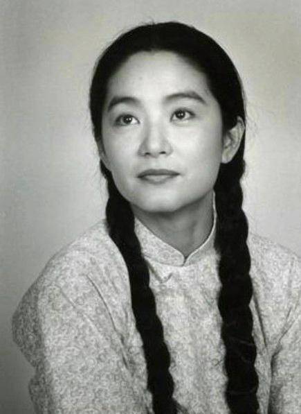 原创无法重拍的瞬间搂着绯闻女友的李小龙斜抱着邱淑贞的成龙