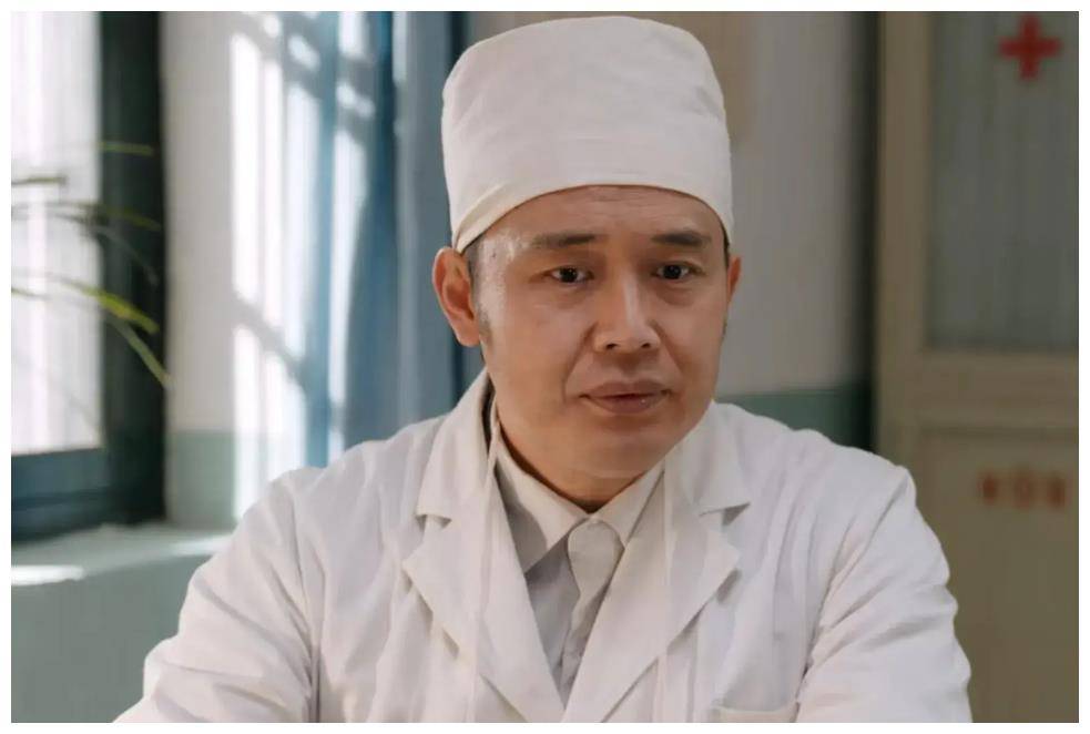 在剧中出演内科医生刘主任的李晔是他的老公,国家话剧院的演员,毕业于