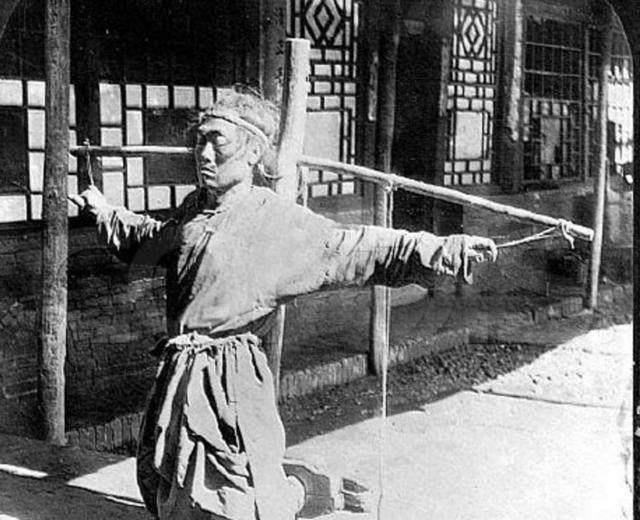 三个犯人用铁索串联在一起.