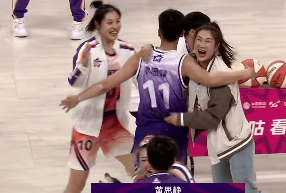 从她们的投篮技巧来看,充分说明了,女子没有给男子让路,最终王思静