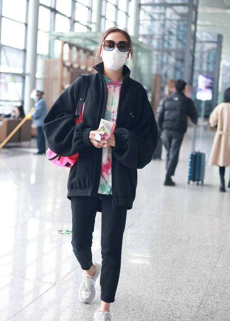 38岁的应采儿真会穿一身黑色搭配彩色t恤洋气不说还很高级