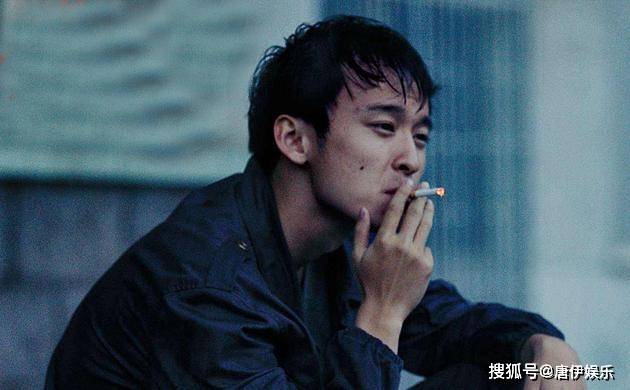 董子健街头猛吸烟,网友心疼其颓废形象,婚变阴影难散_婚姻_孙怡_背景