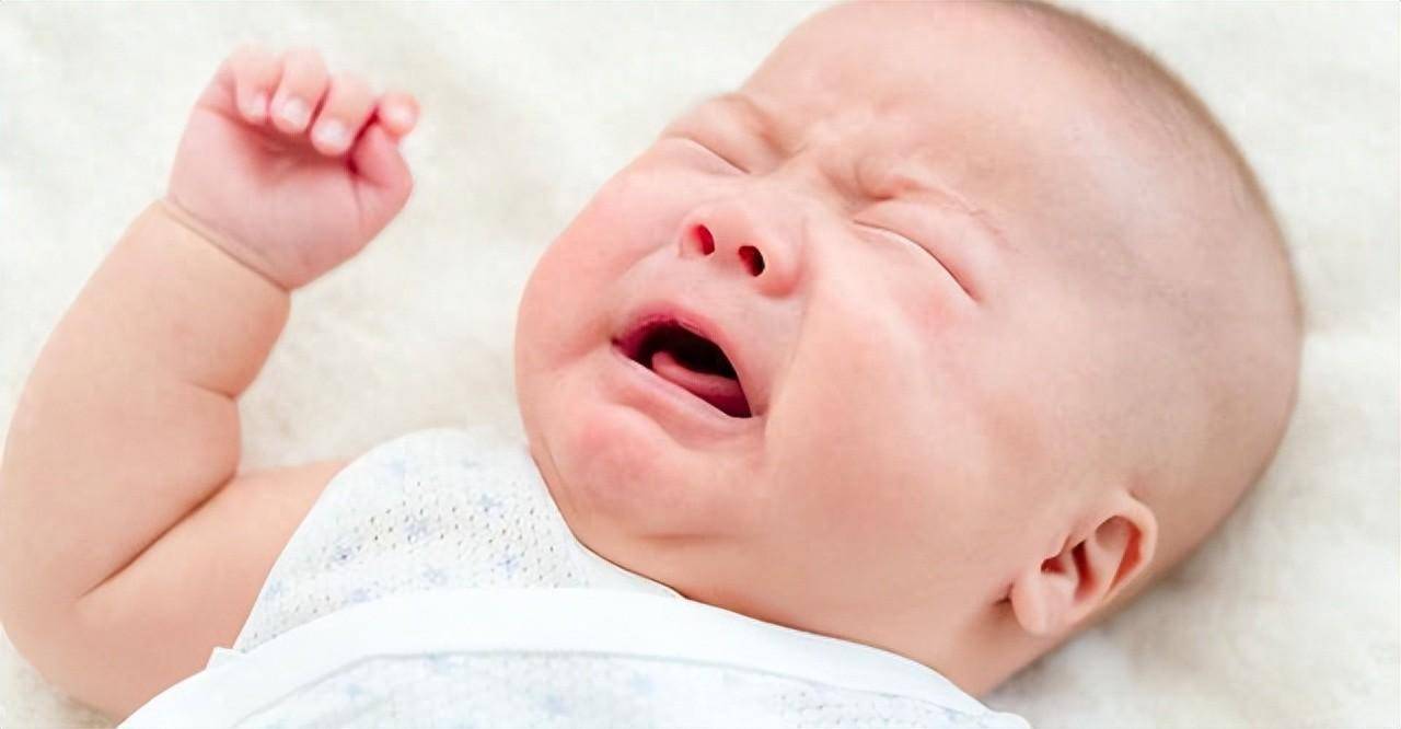 宝宝要长牙齿时有什么明显的表现(怎么缓解宝宝出牙期的不适)