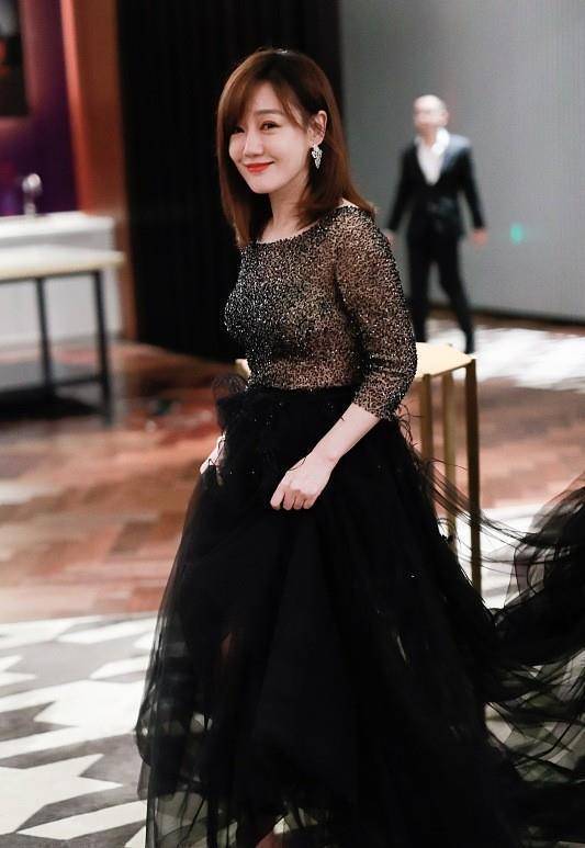 薛佳凝的妆容有点油不过穿着挺个性时尚上衣配纱裙真减龄