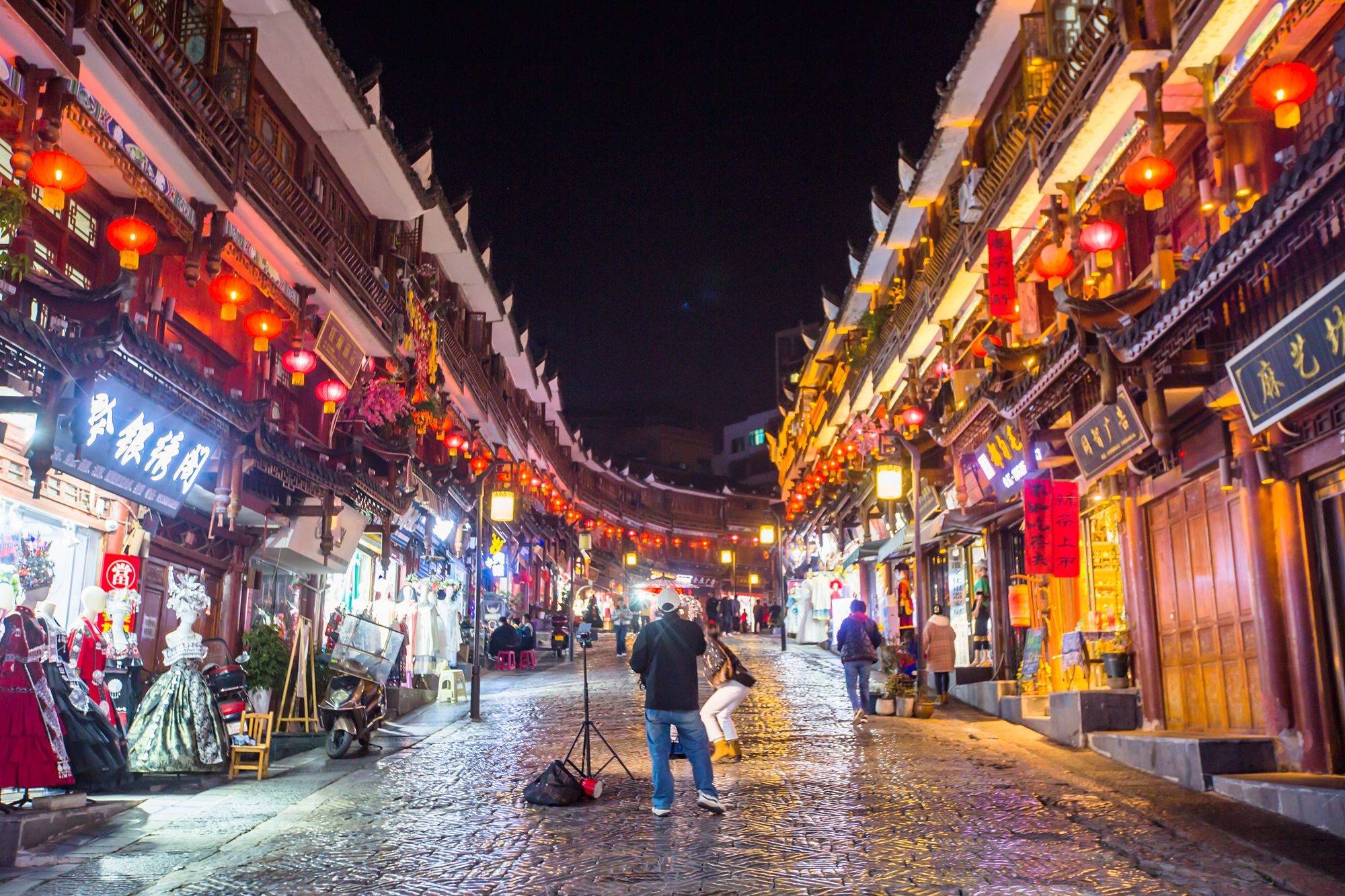 贵州都匀有一条石板街,历史悠久,古色古香,充满了少数民族风情