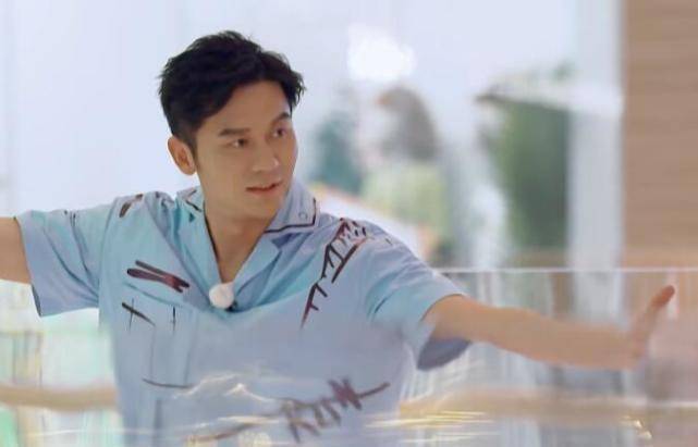 原创郑恺以为自己会赢正面跟李晨撕名牌看到最后结果原谅我忍不住笑了