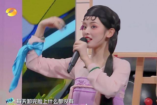 今年是2022年,是中国动画一百周年,张超越扮成了小狐女,一身打扮特别