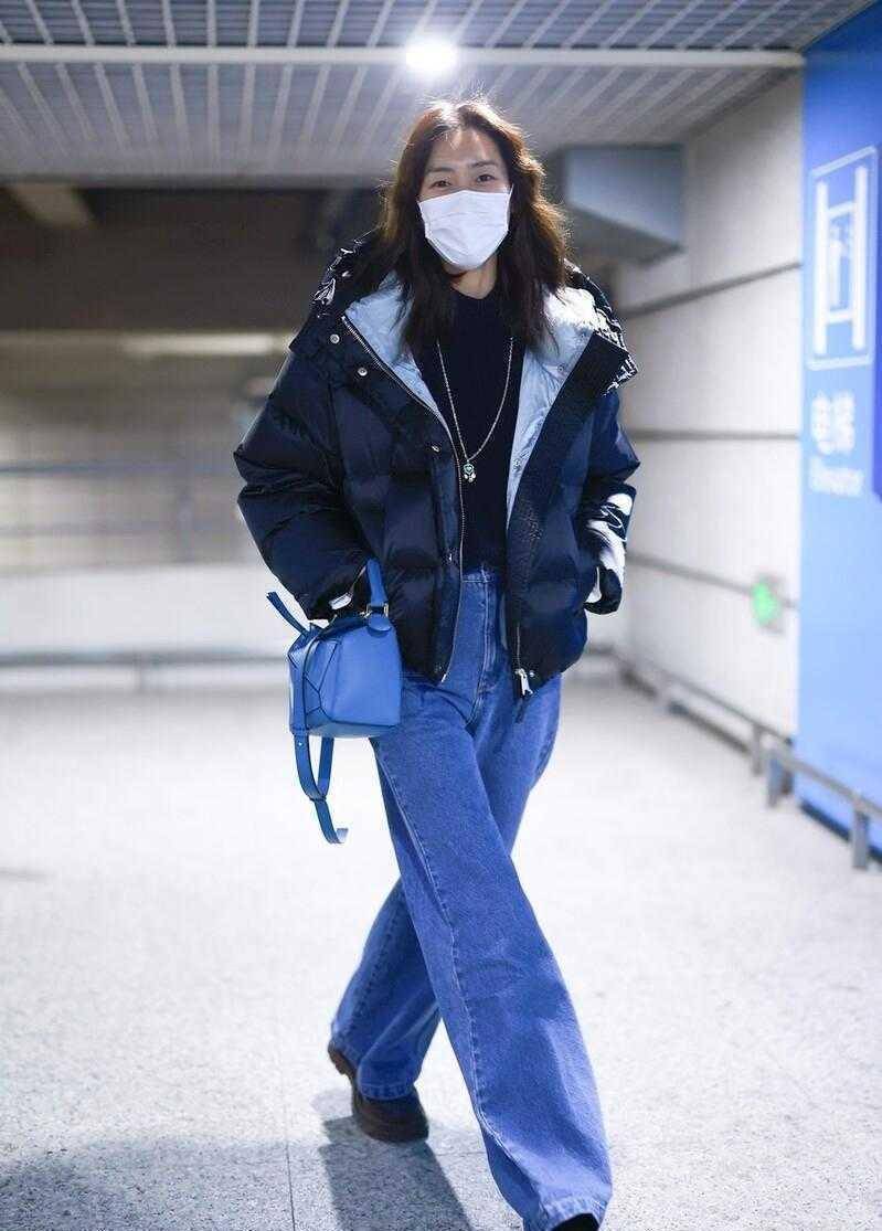 刘雯腿上这款牛仔裤在款式的设计上使用直筒款式的剪裁方式来呈现出