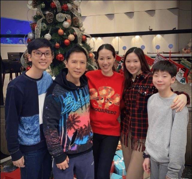 原创甄子丹长子近照戴眼镜斯文儒雅像父亲同父异母弟妹则像继母