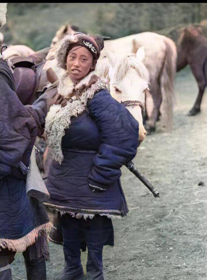 原创1932年的青海背着长枪的女牧民神情木讷的大叔
