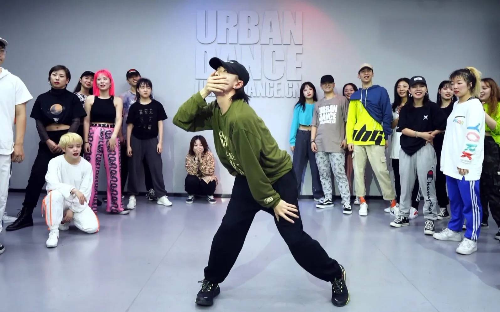带你了解街舞的起源与魅力知晓街舞究竟是由什么而组成的