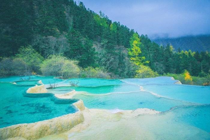 比如从成都去九寨沟就有400多公里的车程,所以我找了成都当地的旅游