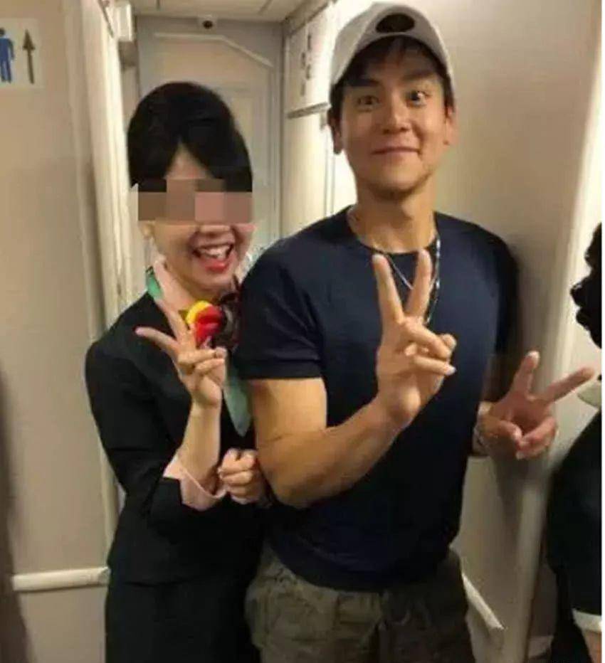 网友飞机偶遇彭于晏头发凌乱躲角落睡的香甜被美女花式合影